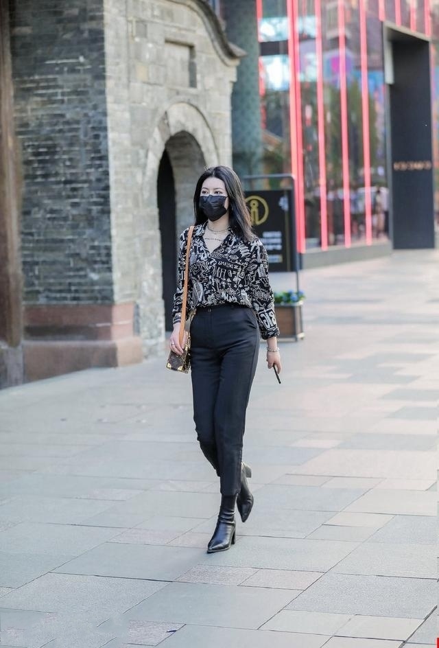 时尚穿搭,美女穿深V立领白衬衣非常有魄力