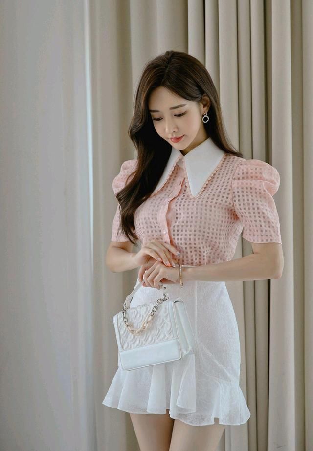 镂空|女神孙允珠高清时尚搭配：云霓冰纯桃蜜镂空雕花百褶裙