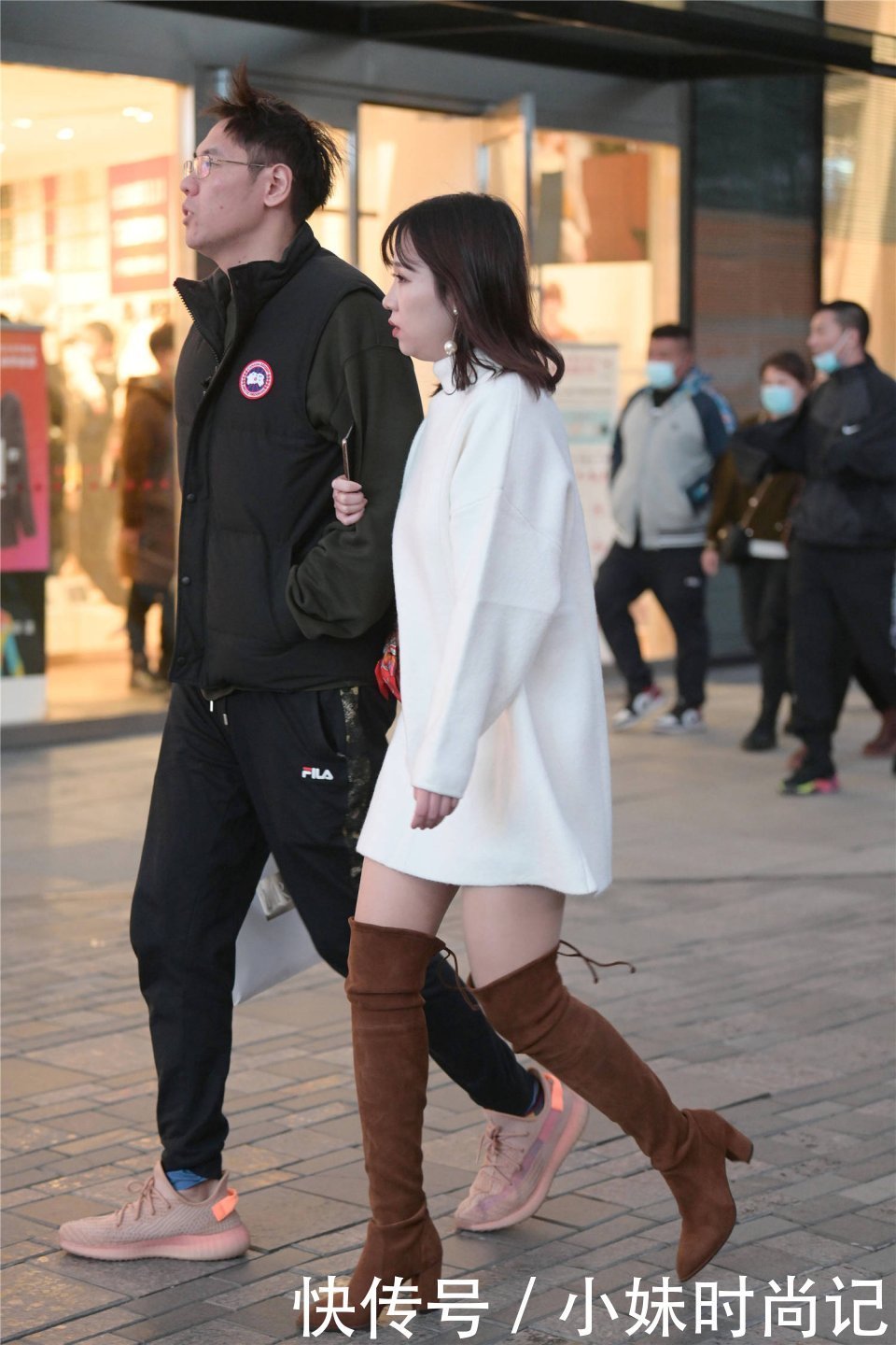 看起来|街拍:秋天穿着过膝靴逛街,时尚姑娘会选择高跟款式,更好衬托身材