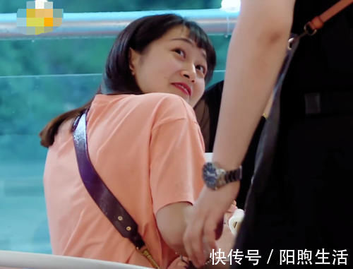 導(dǎo)演|趙麗穎在點(diǎn)菜，被身邊客人小聲議論，導(dǎo)演組不剪掉還放大了聲音