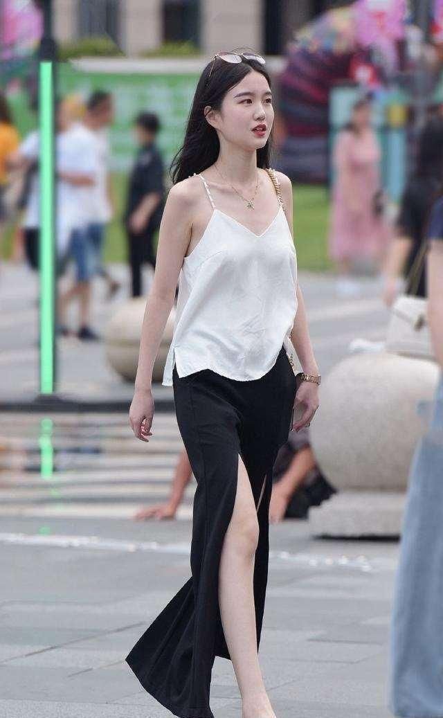紧身裤 打底裤彰显时尚美女大气优雅,很经典的款式,非常修身