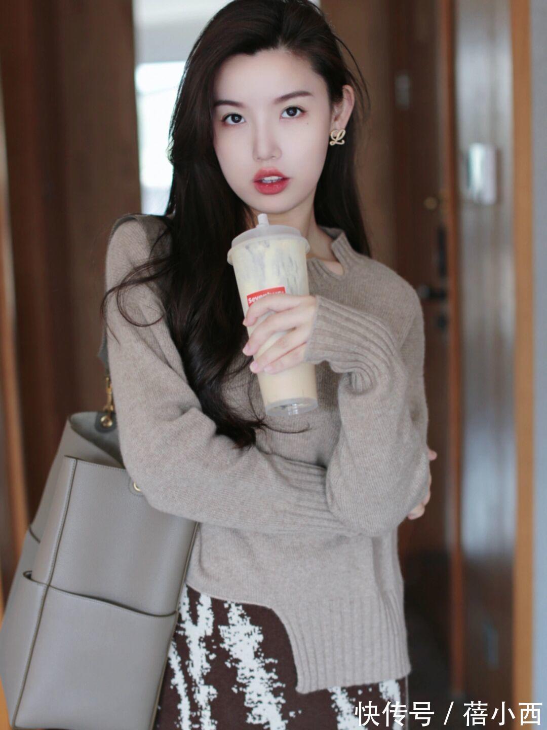 黄黑皮|穿衣简约高级的女性,都有这4件“毛衣”,看极简风博主就知道了