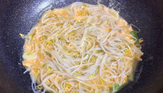 豆芽别再炒着吃加上它一起煮汤,汤汁金灿灿的,清爽口感真美味