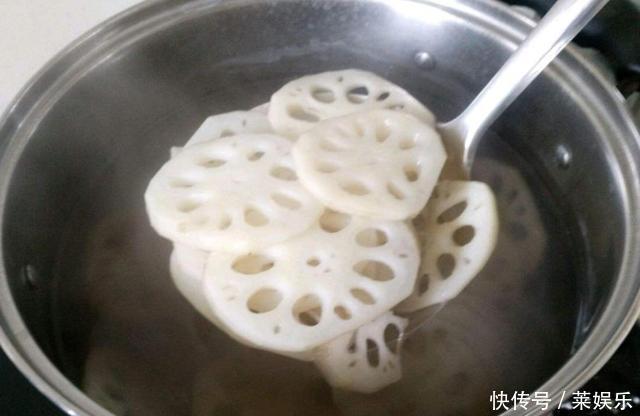 莲藕焯水就变黑牢记这几点,保证藕片洁白,口感脆嫩
