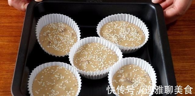 1个鸡蛋,一点糯米粉,这样做出来的年糕吃着过瘾,一口一个