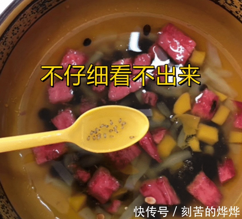 刨冰|云南一女子买刨冰,冰化后发现密集成群的蟑螂以为是芝麻