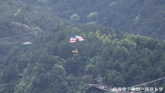 杨华峰|湖南平江动力伞玻璃桥上空撒花瓣为爱告白