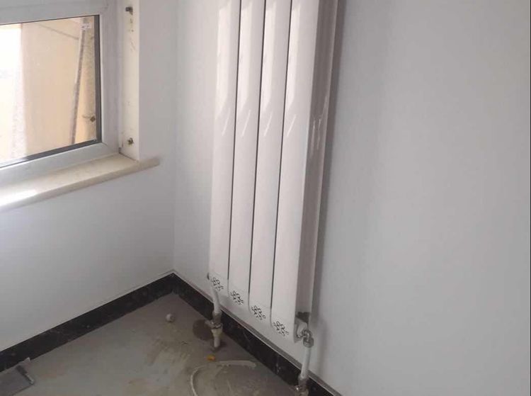 暖气片上面热下面凉的原因并非是憋气，而是这2点，要正确处理！