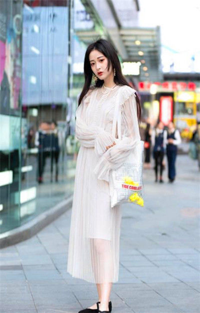 街拍精致干练的穿搭,让小美女气质十足