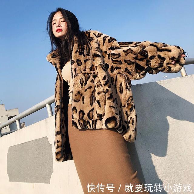 发现一款时髦的“皮毛一体”,70后女人穿,洋气减龄又显气质