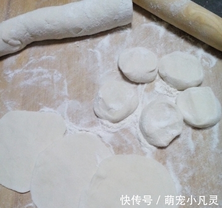 做饺子皮时,最忌只放盐!大厨:多加1味,饺子皮爽口又筋道!