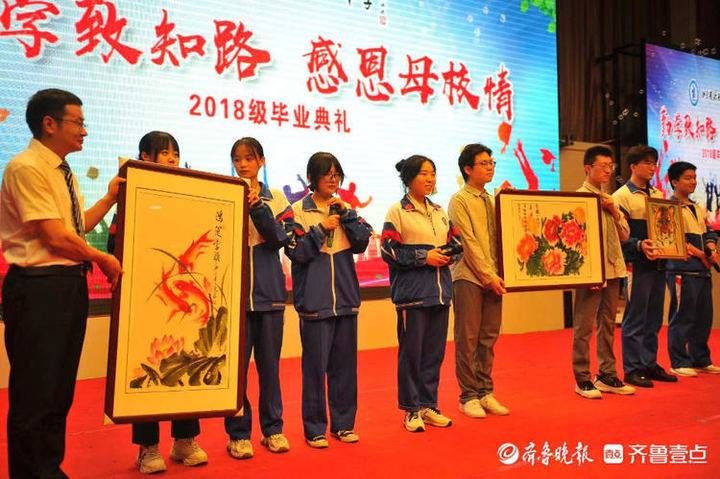 高三|高三学子赠送书画作品给母校，一席话台下老师落泪