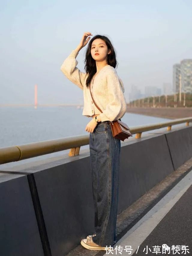 半身裙 秋冬流行的米色款式大衣,搭配上半身裙或阔腿裤,优雅又大方