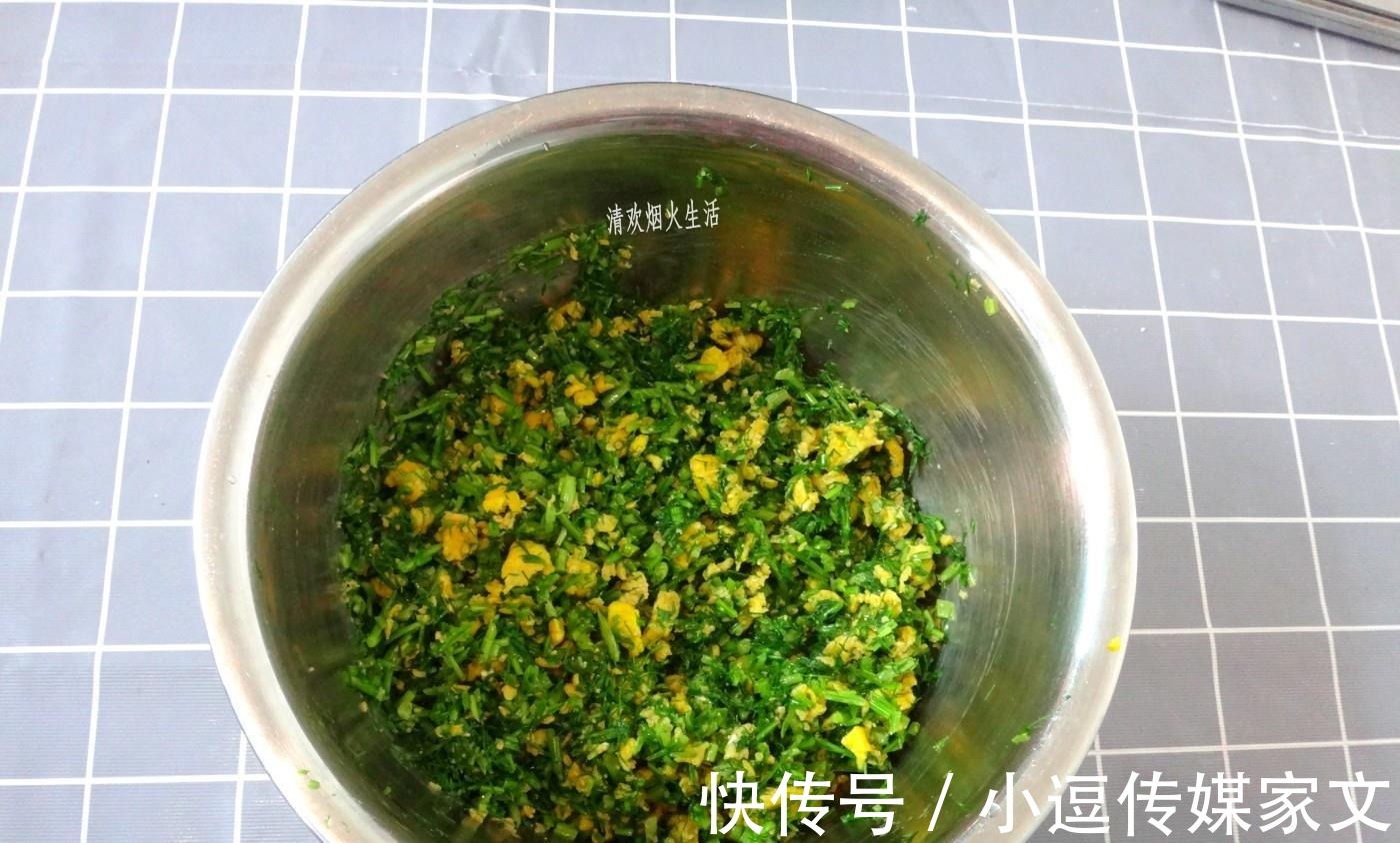 面团|用它做素馅饼特别香，做法不难，皮薄馅多，饼松软，全家都喜欢吃