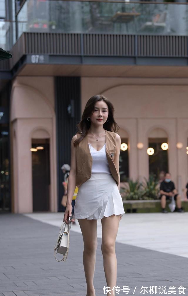 柔美 百褶裙让女人摆脱矮小的尴尬,更多的是一份柔美,也性感十足!