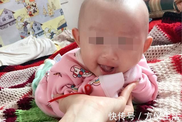 发育|“高冷”宝宝五个月还不会笑,邻居看到后脸色突变:赶紧带去检查