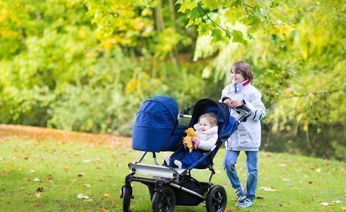 养育|2岁姐姐被3个月大弟弟吵醒,发现妈妈不在后,姐姐的举动让人泪目