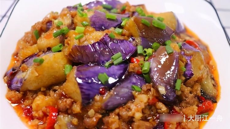 中老年人|炒茄子，先放油就错了，大厨教你炒茄子不吸油的做法，好吃又解馋