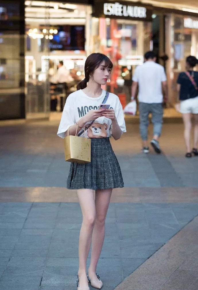 玄色|美女脚上穿着一双尖头的高跟鞋,个性的绑带显得十分的帅气