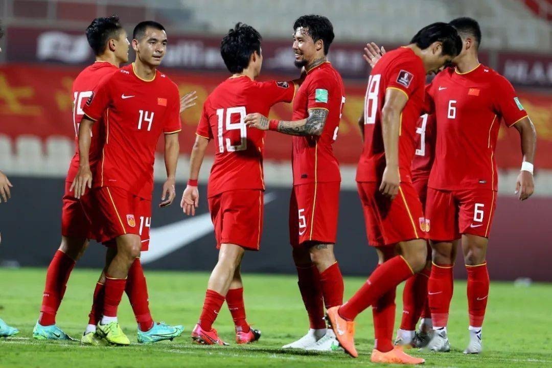 李铁|0-3，世预赛A组又一场惨败，亚洲冠军溃不成军跌至榜尾，国足利好