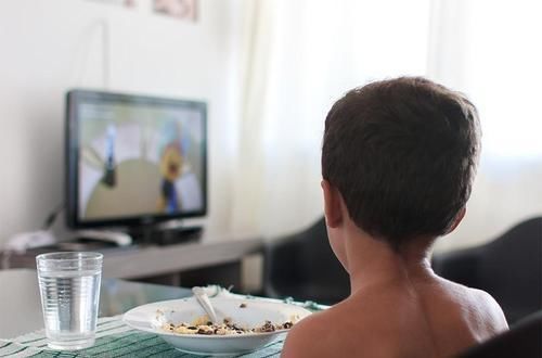 注意力|脑神经专家:3岁前看电视和不看电视的孩子,差距在7岁开始出现