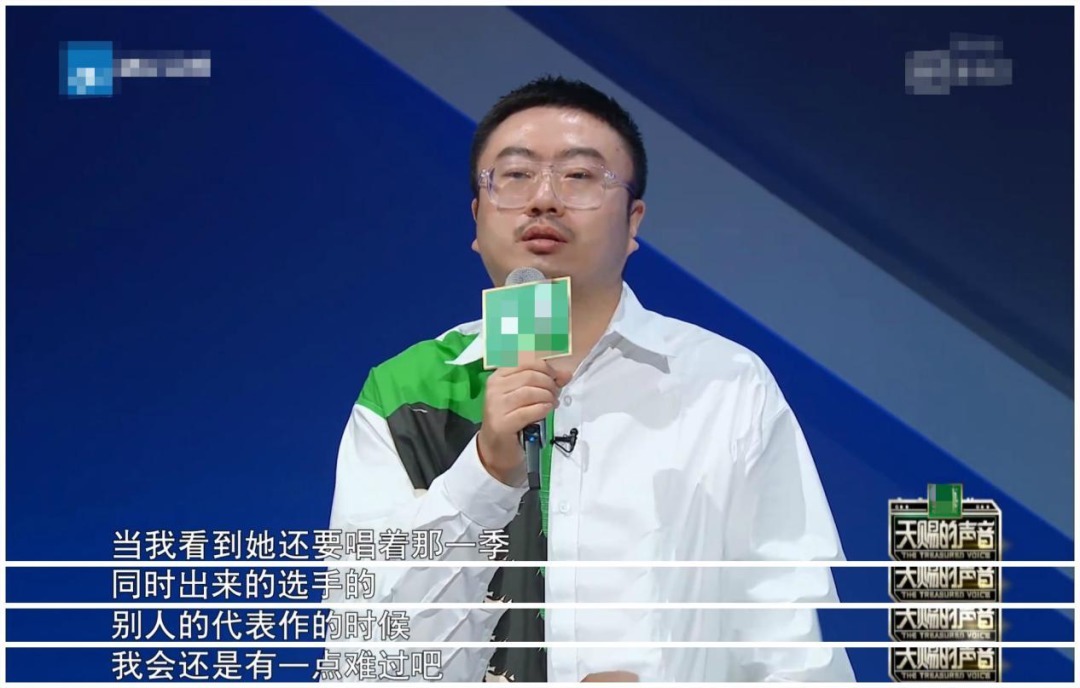 她靠《好声音》成名,和杨坤炒绯闻,如今整容变样无人识