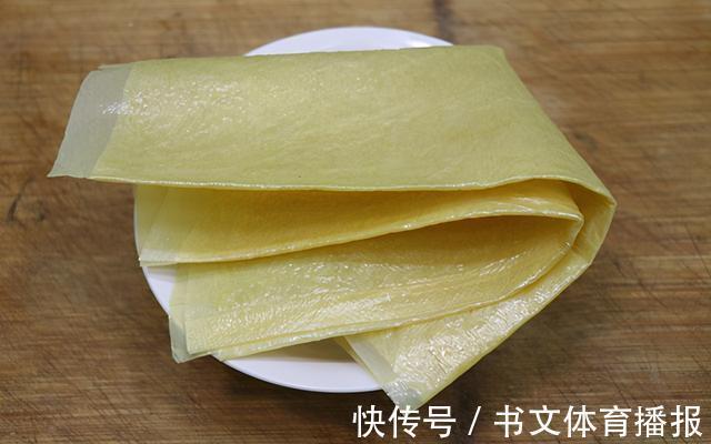 豆皮|冬季，要顺应节气合理膳食，教你做五彩豆皮卷，有菜有肉营养好