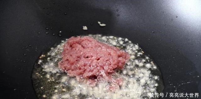 1根茄子,一块猪肉,这是茄子肉末焖面的做法,真好吃