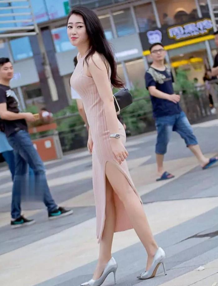 小姐姐的这一身粉色穿搭,少女的同时也很成熟有风韵