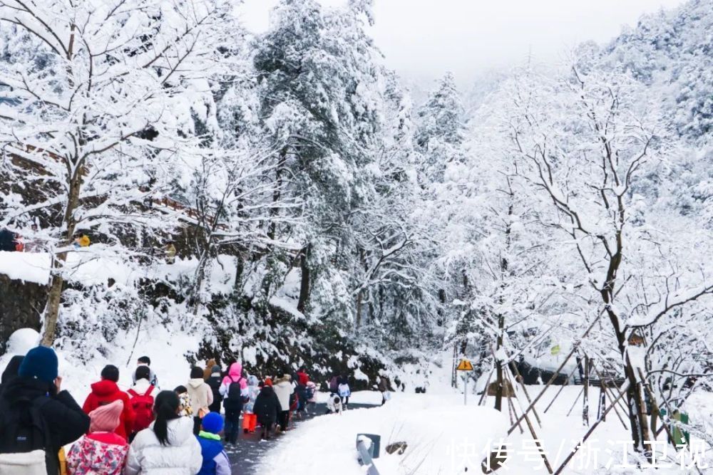 冰雪运动|冰雪为伴，热血正燃！《冰雪正当燃》“驭雪一日营”活动举行 蓝天下