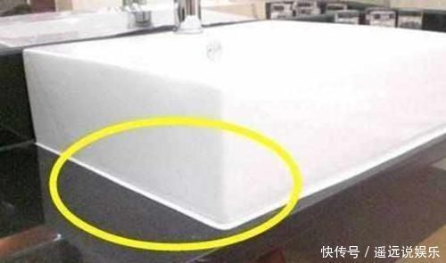 玻璃胶|卫生间玻璃胶总是发黑怎么办?老师傅教你一招搞定,网友直呼聪明
