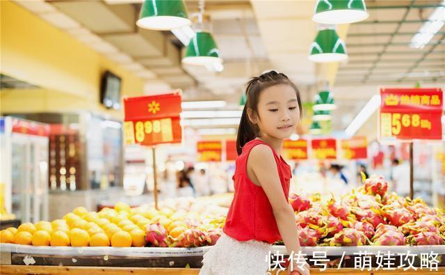 超市|娃在超市拿了一颗葡萄,员工竟破口大骂,母亲的回复让人佩服!