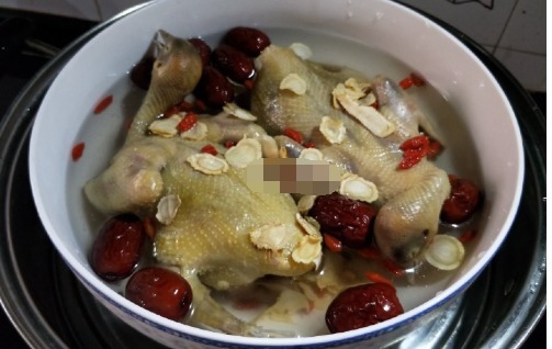 厨娘|炖鸽子要不要焯水,私家厨娘告诉你,做好这步汤香味美营养不流失