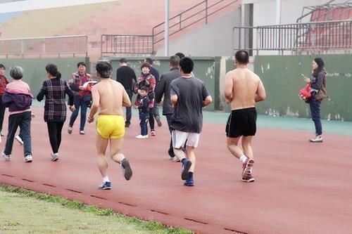 蛙跳|有一些运动,即使再喜欢,也不建议60岁之后的人做,或会伤膝盖