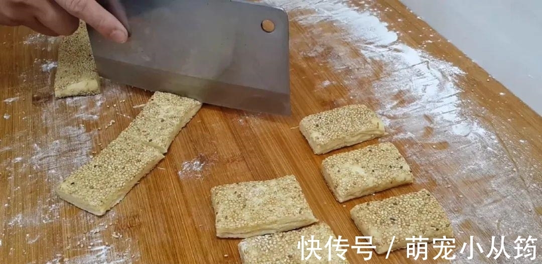擀杖|面粉这样做才好吃，撒2把芝麻，外皮焦脆又香甜，比面包烧饼好吃