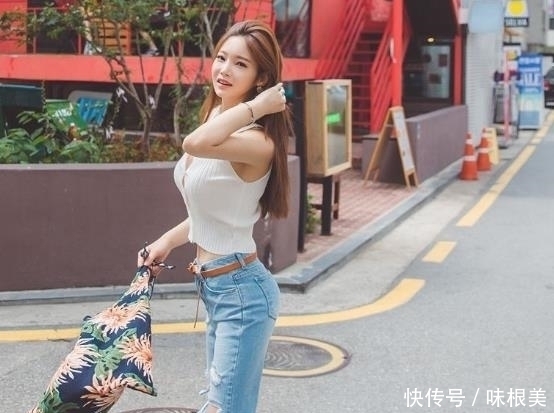 紧身|街拍:丰满女人搭配紧身上衣, 街头的一道亮丽风景!