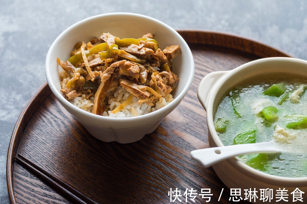 丝瓜汤|做丝瓜汤,切记不要直接下锅,掌握这1步,汤鲜味美,颜色不变黑