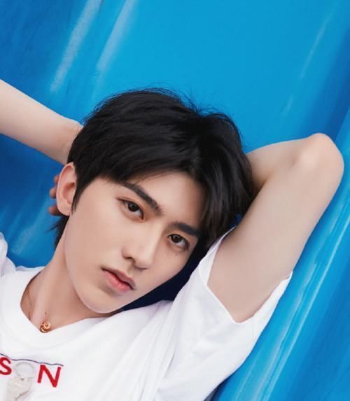 蔡徐坤节目上用嘴叼袜子，谁注意他扭头后的小举动嫌不嫌弃太明显