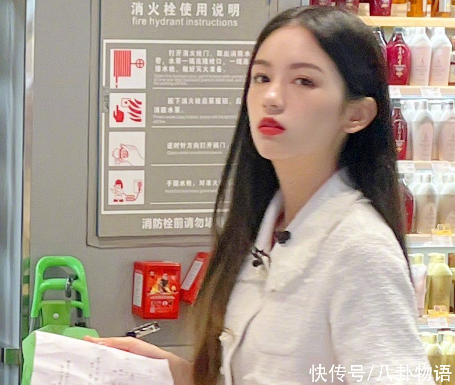 小花|周也和丁真购物被偶遇，当她离开十级美颜，才知这届小花颜值多高