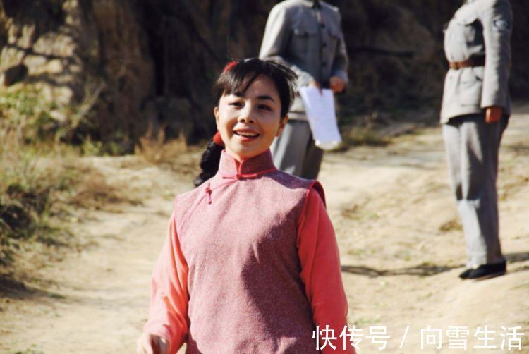 她上过《星光大道》，回老家却毫无架子，下地干农活、放牛成日常