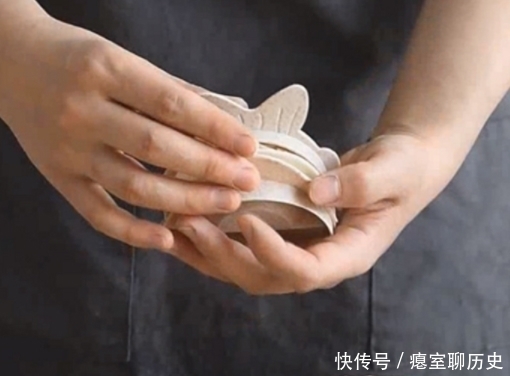 包饺子别只会用手捏,太麻烦了,教你一招,1分钟一抽屉还不脏手!