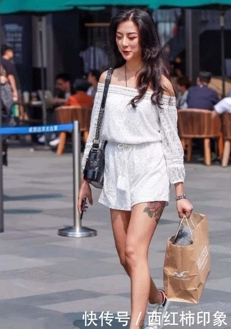 街拍:时髦的辣妈,这身材算是完美,很少见!