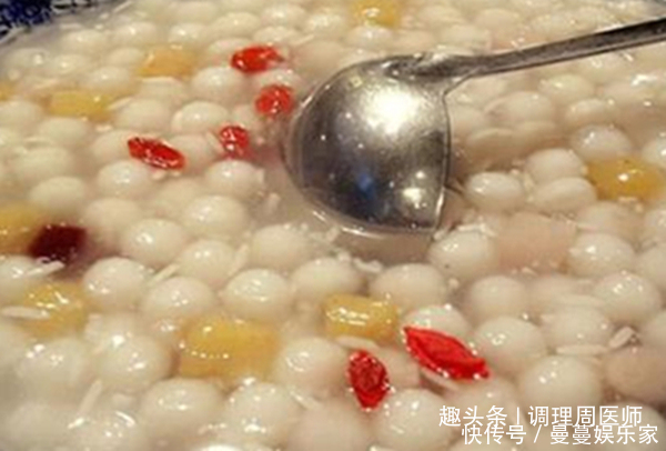 它是“天然补血汤”，一点不比阿胶差，女人常吃，秒变冻龄女神