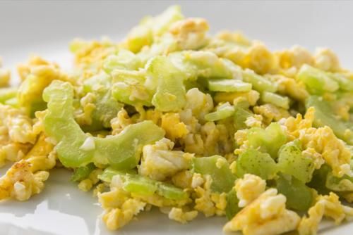 入味|炒苦瓜,切记不要直接炒,下锅前多做2步,不苦不涩,鲜香又入味