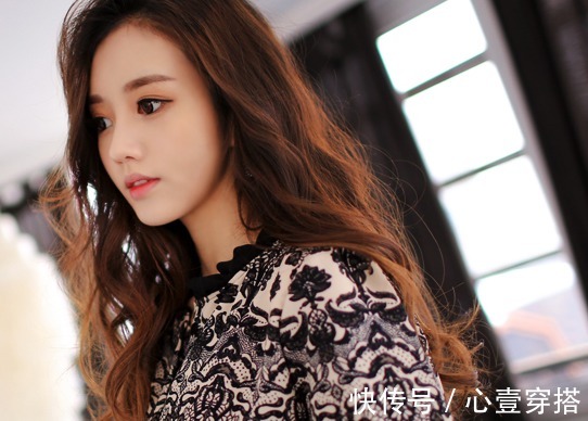 时尚|女神孙允珠高清时尚搭配:复古花纹荷叶边连身短裙