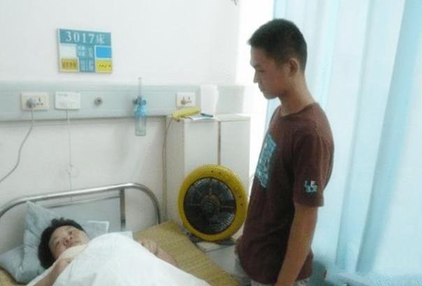 孩子|男孩陪46岁妈妈生产,医生夸赞孝顺,妈妈他是孩子的爸爸