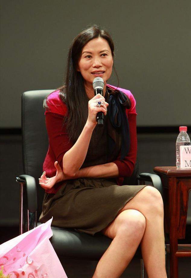 发型|51岁邓文迪素颜太苍老,出席活动发型凌乱不精致,弯腰驼背像大妈