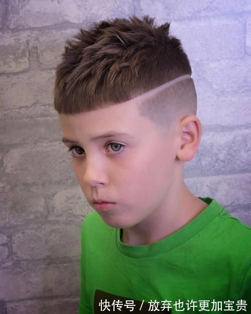 头顶|10款小男孩发型推荐,越剪越有型,给你儿子选一款吧