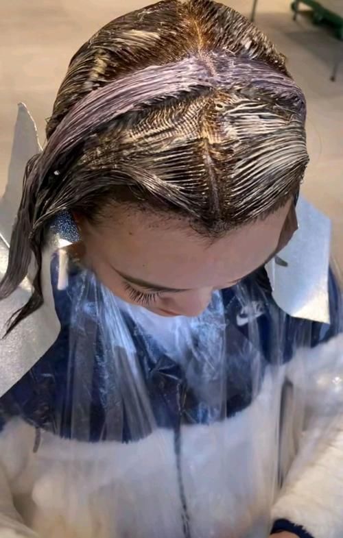 洋气|“挂耳染”过时了,最近流行的是“发带染”,时髦洋气又显脸小!