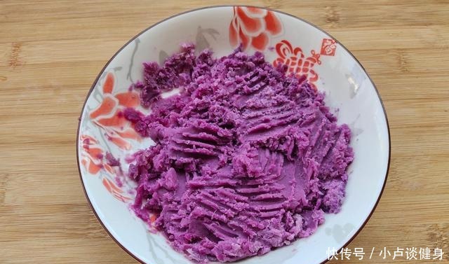 用粗粮简制的早餐,香甜可口,不发酵也松软,夏天我家三天两头做!